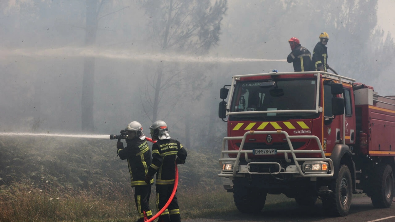 عناصر إطفاء فرنسيون يحاولون إطفاء حريق في منطقة جيروند