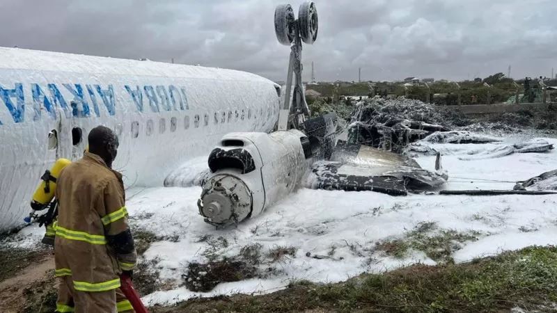 ALI HASSAN ALI الطائرة مقلوبة قرب مار مقديشو في الصومال