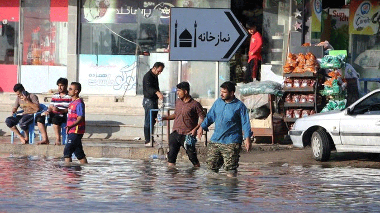 فرق الإنقاذ تساعد أشخاصاً حوصروا بسبب الفيضانات(أرشيفية)