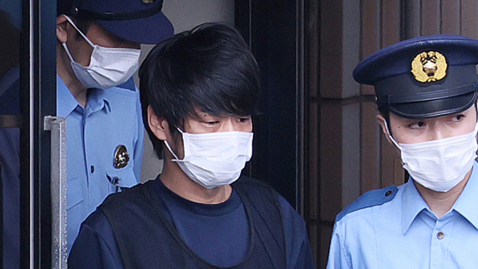 المشتبه به تيتسويا ياماغامي يصطحب إلى مكتب المدعي العام لمنطقة نارا، 10 يوليو 2022