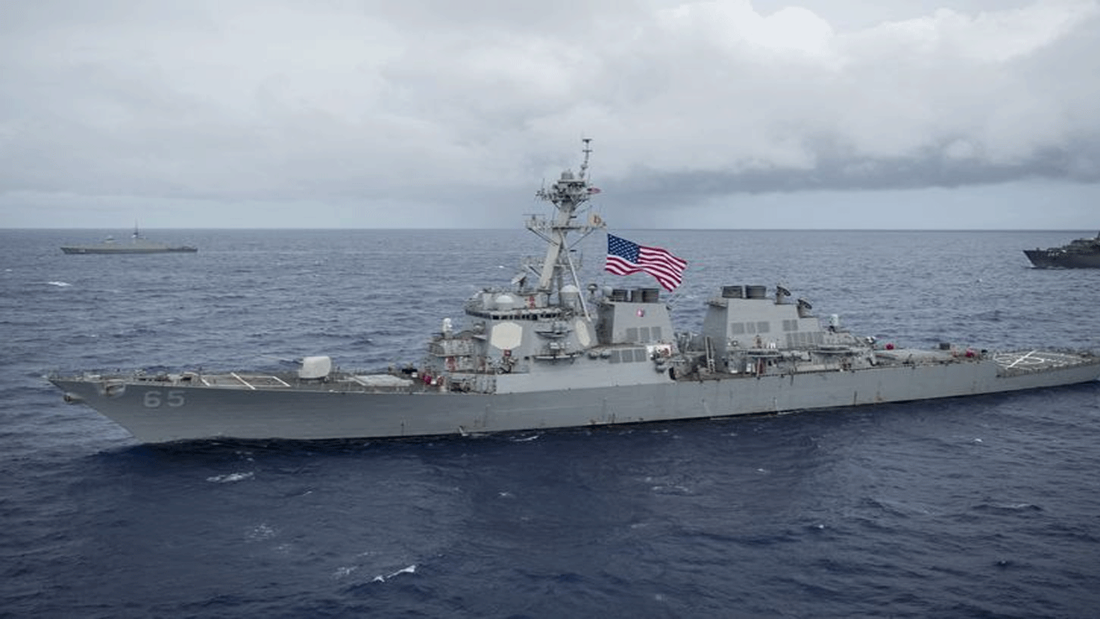صورة من قبل البحرية الأميركية في 28 آب\ أغسطس 2017، تظهر مدمرة الصواريخ الموجهة من طراز أرلي بيرك USS Benfold.