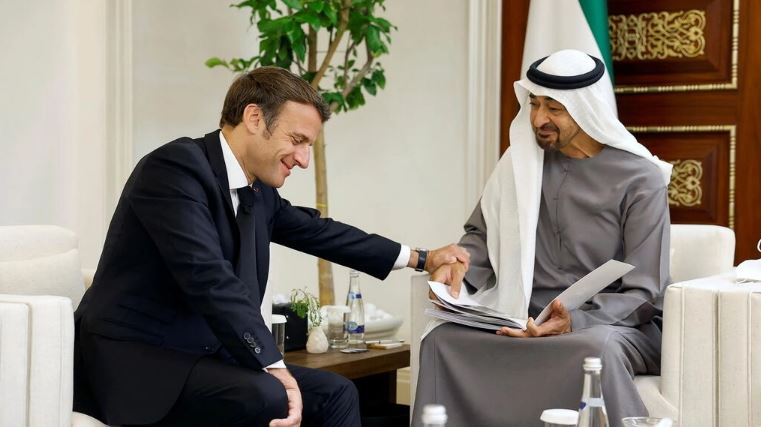 الرئيس الفرنسي إيمانويل ماكرون (يسار) يلتقي رئيس الإمارات الجديد الشيخ محمد بن زايد آل نهيان في قصر المشرّف في أبوظبي في 15 مايو 2022