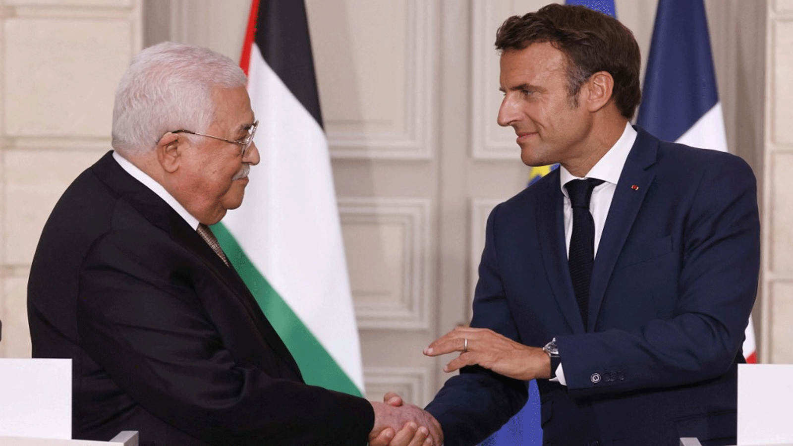 الرئيس الفرنسي إيمانويل ماكرون يستقبل رئيس السلطة الفلسطينية محمود عباس