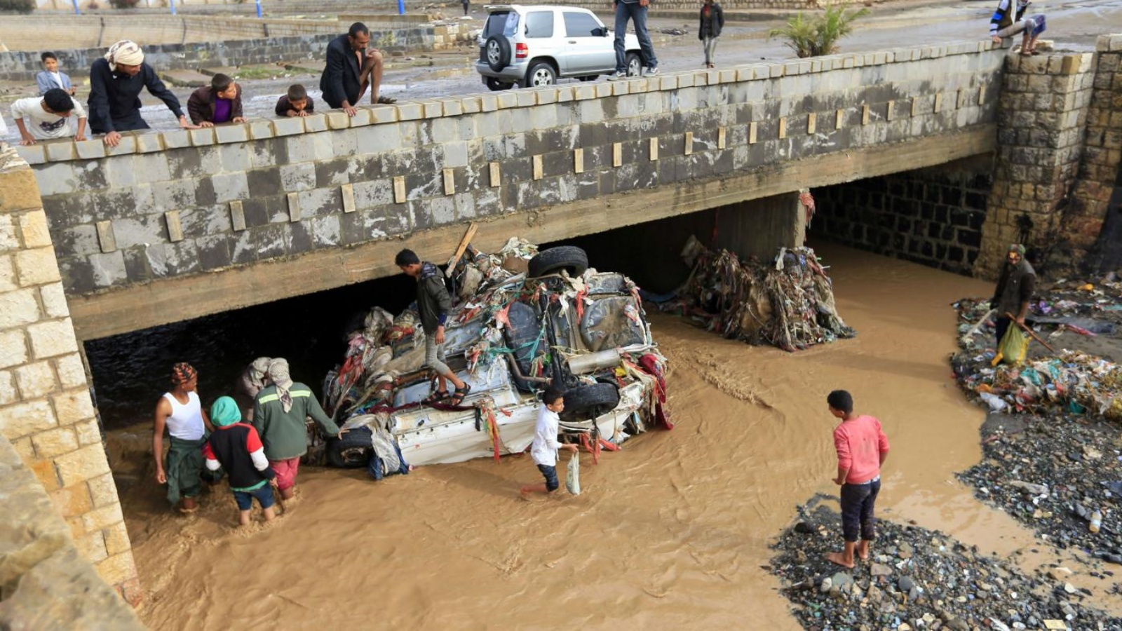 سيول ناجمة عن أمطار غزيرة أدت إلى وفاة عشرة أشخاص بينهم أربعة أطفال في اليمن