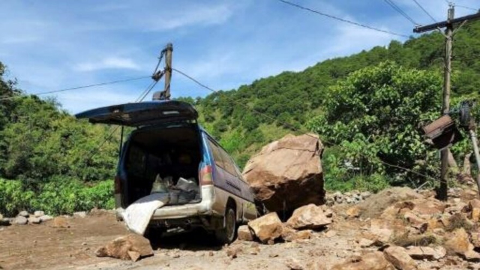 آلية متضررة بسبب انهيار صخور نجم عن زلزال في بونتوك بشمال الفيليبين في 27 يوليو 2022 