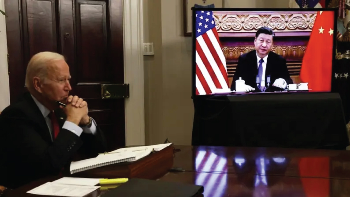 الرئيس الأميركي جو بايدن يشارك في اجتماع افتراضي مع الرئيس الصيني شي جين بينغ في غرفة روزفلت بالبيت الأبيض في 15 نوفمبر 2021