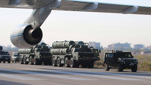 إنزال منظومات أس-400 الصاروخية الروسية المضادة للطائرات في سوريا