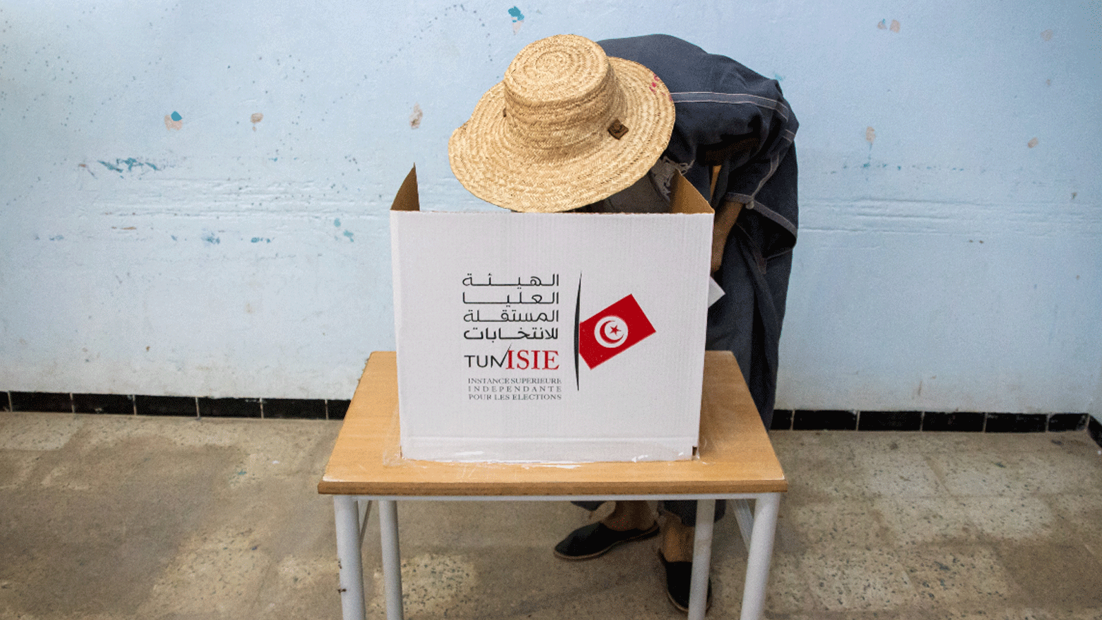 صورة متداولة عبر مواقع التواصل لناخب تونسي يشارك باستفتاء 25 تموز\يوليو 2022