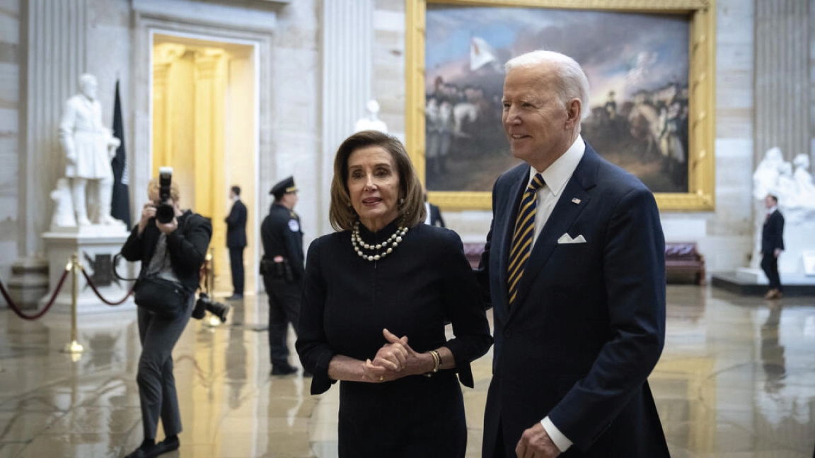 رئيسة مجلس النواب نانسي بيلوسي تسير مع الرئيس الأميركي جو بايدن في مبنى الكابيتول في مارس 2022