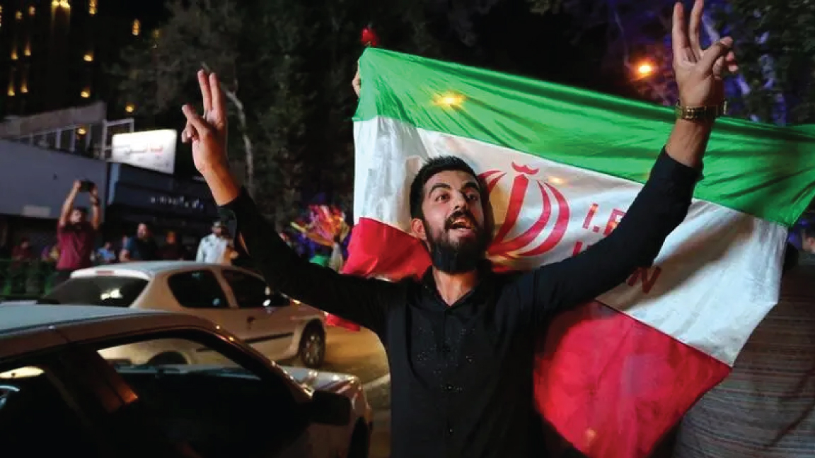 صورة من الأرشيف تصور إيرانيًا يحتفل في عام 2015 بإبرام الاتفاق النووي
