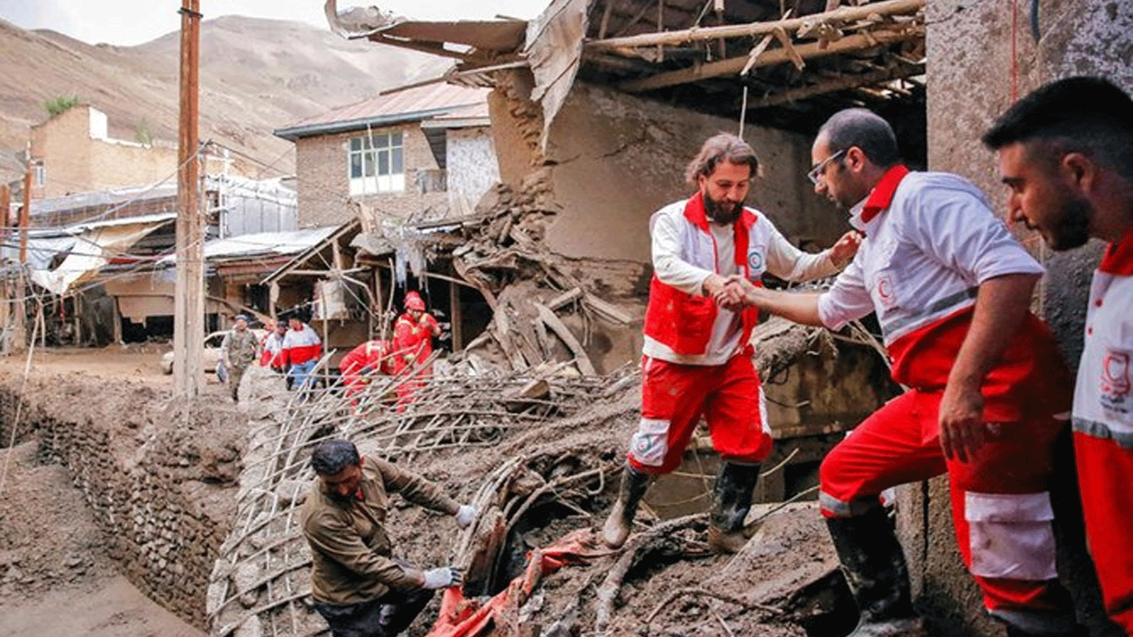 فريق إنقاذ يعمل في موقع فيضان مفاجئ في الجزء الشمالي الغربي من طهران