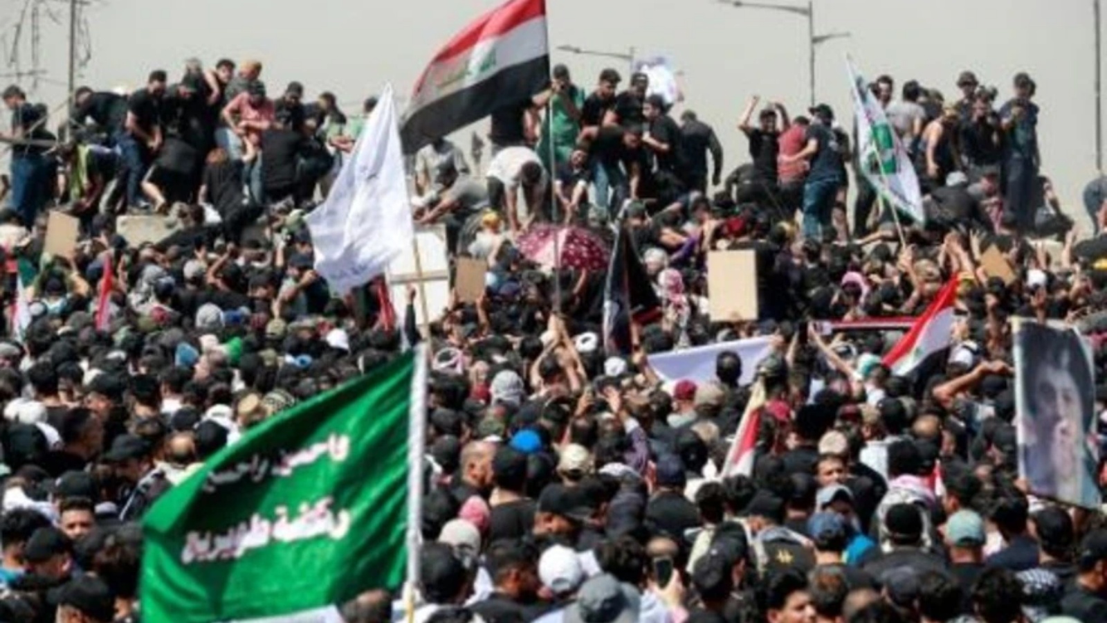 متظاهرون مؤيدون لمقتدى الصدر على جسر الجمهورية المؤدي إلى المنطقة الخضراء في وسط بغداد بتاريخ 30 يوليو 2022 