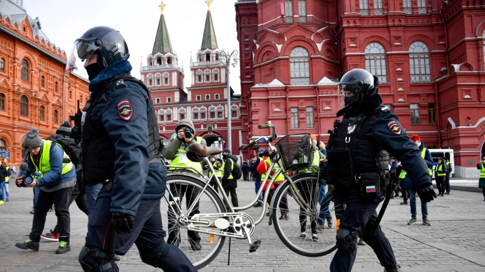ضباط شرطة خلال احتجاج على العمل العسكري الروسي في أوكرانيا ، في موسكو في 13 مارس 2022
