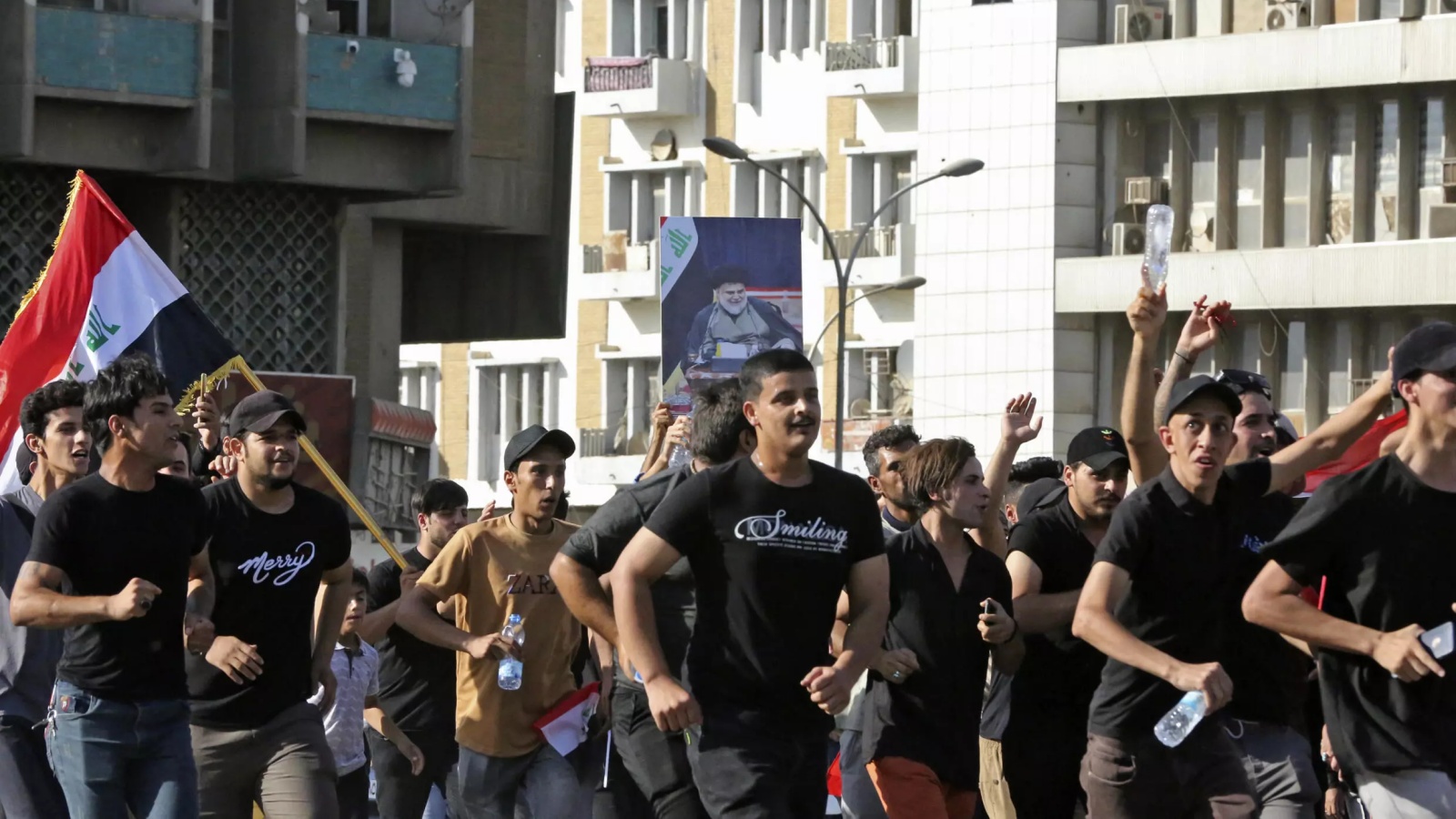 متظاهرون مناصرون للتيار الصدري يقتحمون المنطقة الخضراء المحصنة في وسط بغداد السبت 30 يوليو 2022