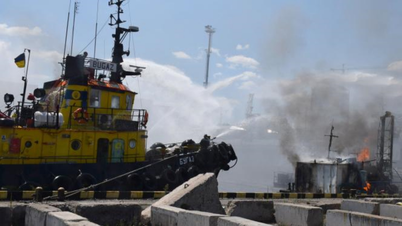رجال الإطفاء الأوكرانيون يكافحون حريقًاً في قارب يحترق في ميناء أوديسا بعد أن ضربت الصواريخ الميناء في 23 يوليو 2022