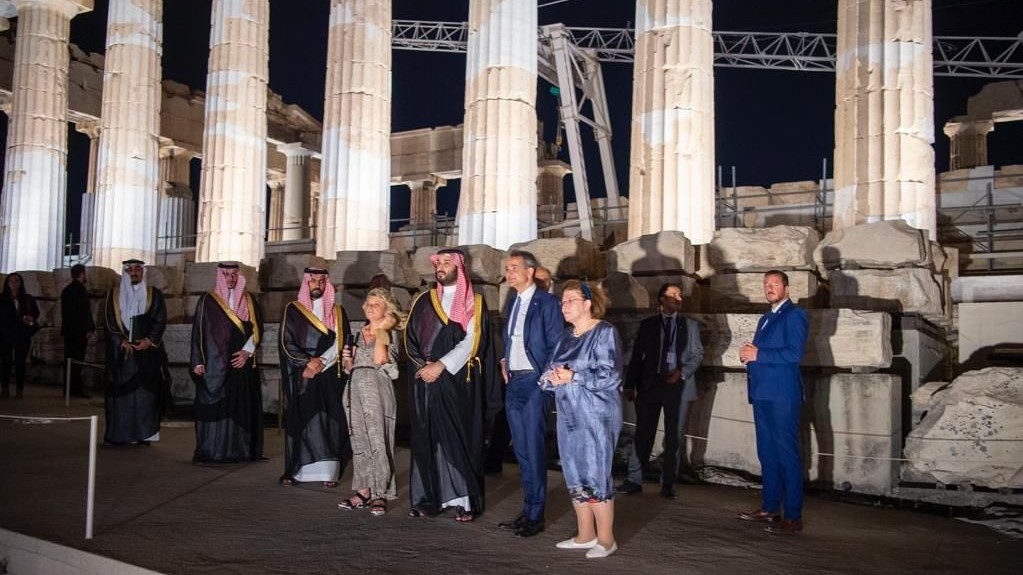 ولي العهد السعودي الأمير محمد بن سلمان في الأكروبوليس مع رئيس وزراء اليونان كيرياكوس ميتسوتاكيس ووزيرة الثقافة اليونانية لينا ميندوني