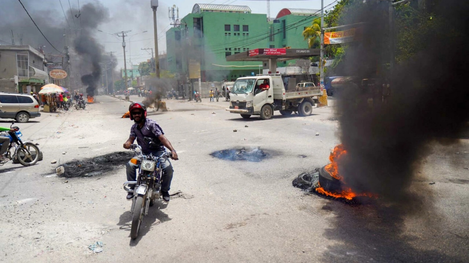 هاييتيون يحتجون على ارتفاع الأسعار ونقص الإطارات يحرقون الإطارات في أحد شوارع بورت أو برنس في 13 يوليو 2022.