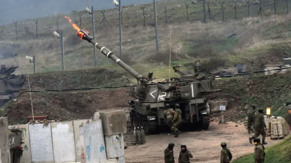 صورة تعود إلى عام 2016 يظهر فيها مربض مدفعية إسرائيلية تقصف الأراضي اللبنانية