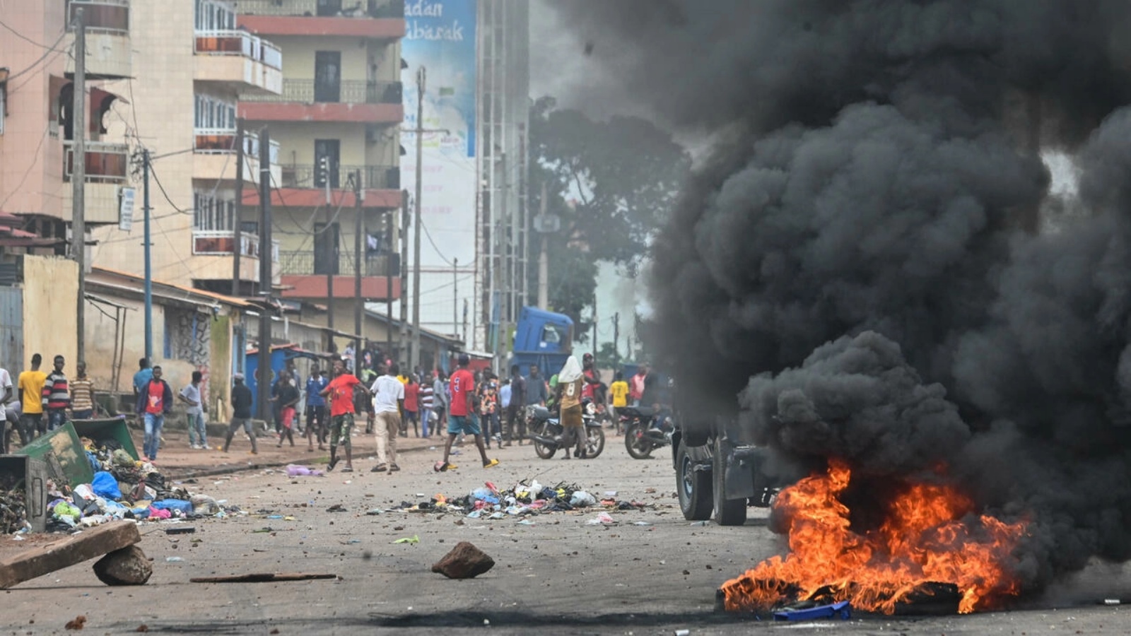 متظاهرون يغلقون طريقاً في العاصمة الغينية كوناكري في 28 يوليو 2022