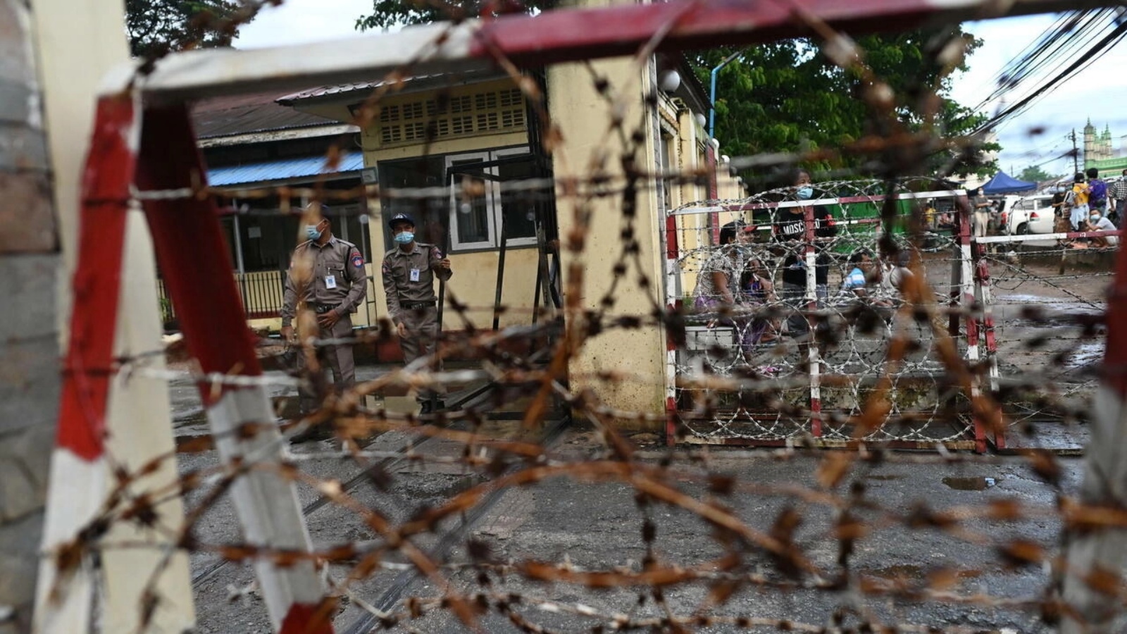 عناصر من الشرطة خلف الأسلاك الشائكة خارج سجن إنسين في يانغون العاصمة التجارية لميانمار في 18 أكتوبر 2021