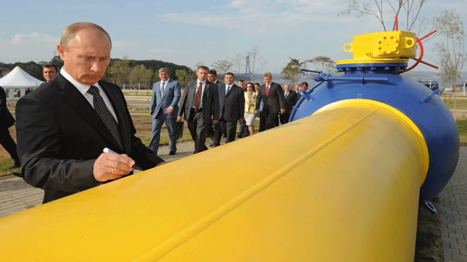 فلاديمير بوتين يوقع خط أنابيب للغاز الطبيعي في مدينة فلاديفوستوك في الشرق الأقصى الروسي. 8 سبتمبر\أيلول2011.