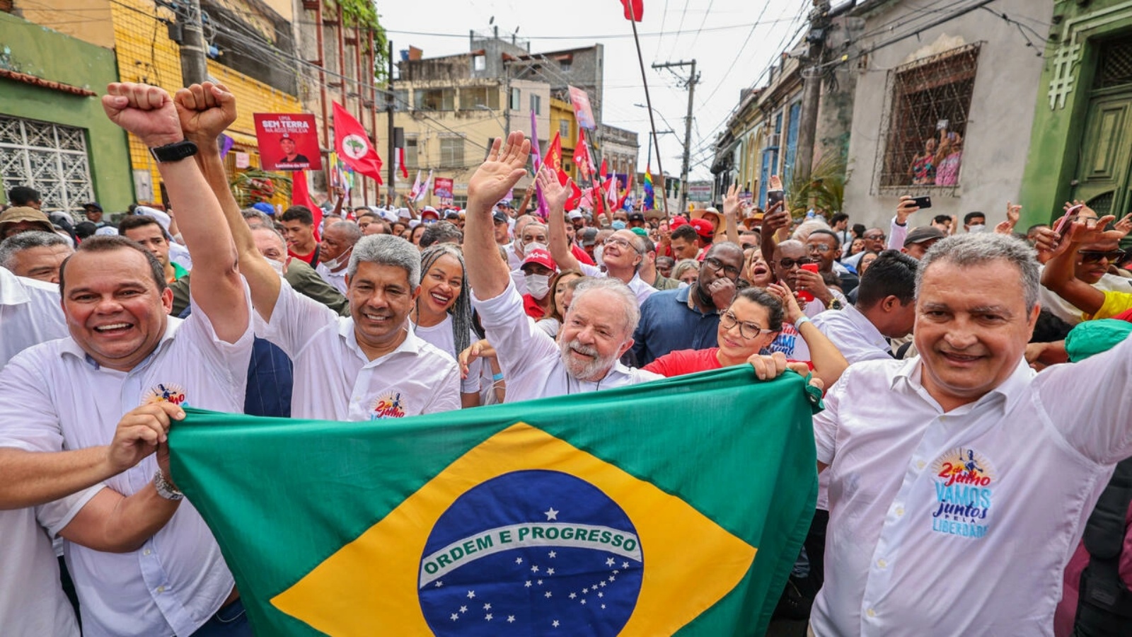 الرئيس البرازيلي الأسبق لويس إيناسيو لولا دا سيلفا (وسط) يشارك في تجمّع لمناصريه في سلفادور دي باهيا في الثاني من يوليو 2022