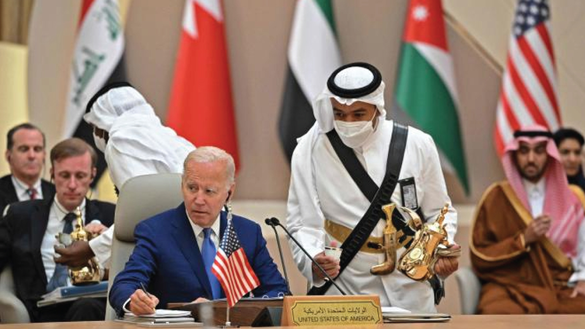 الرئيس الأميركي جو بايدن يدون ملاحظات خلال قمة الأمن والتنمية في جدة السعودية في 16 يوليو 2022