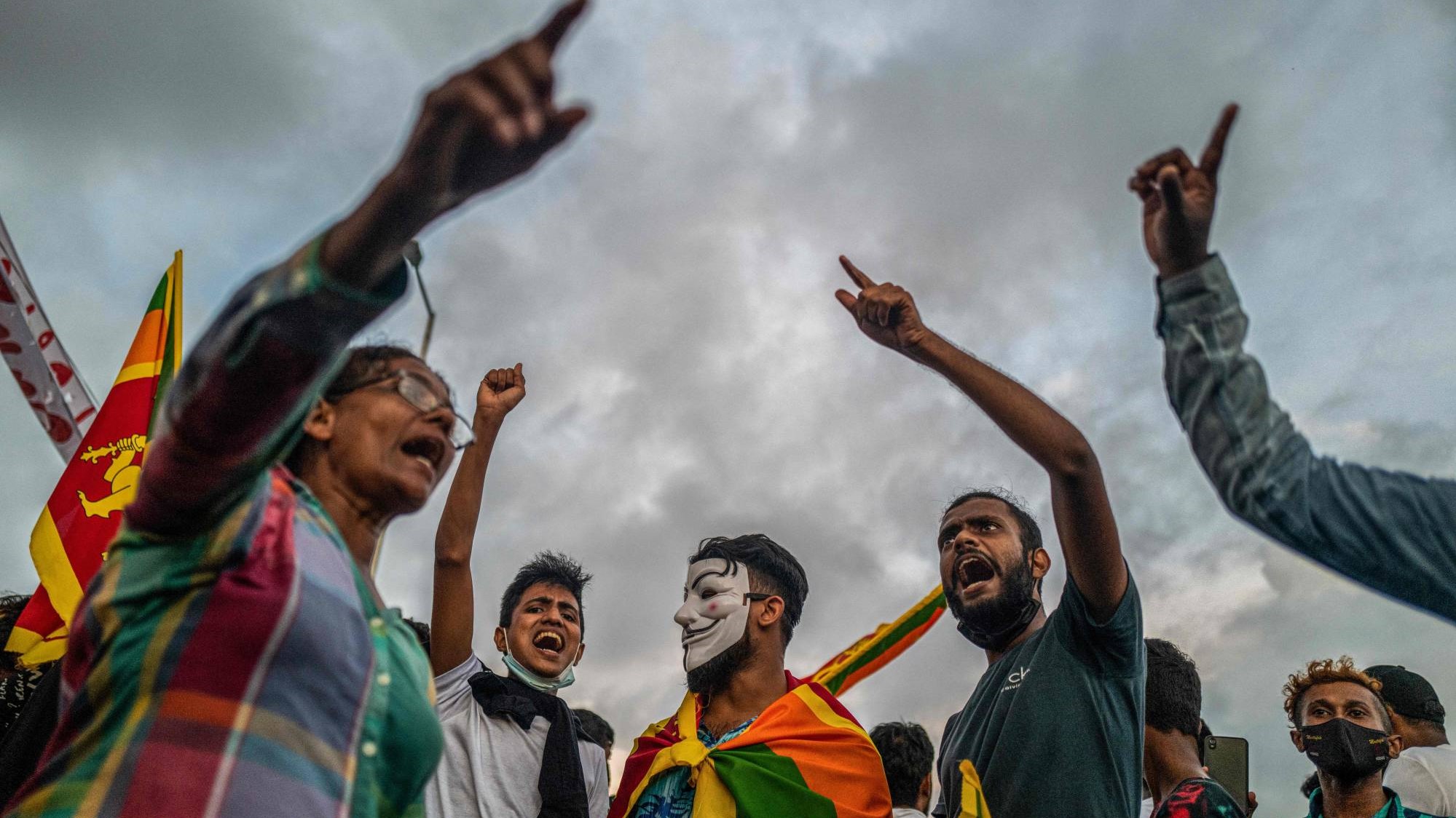 متظاهرون يهتفون بشعارات خلال مظاهرة مناهضة للحكومة بالقرب من مكتب الرئيس في كولومبو، سريلانكا