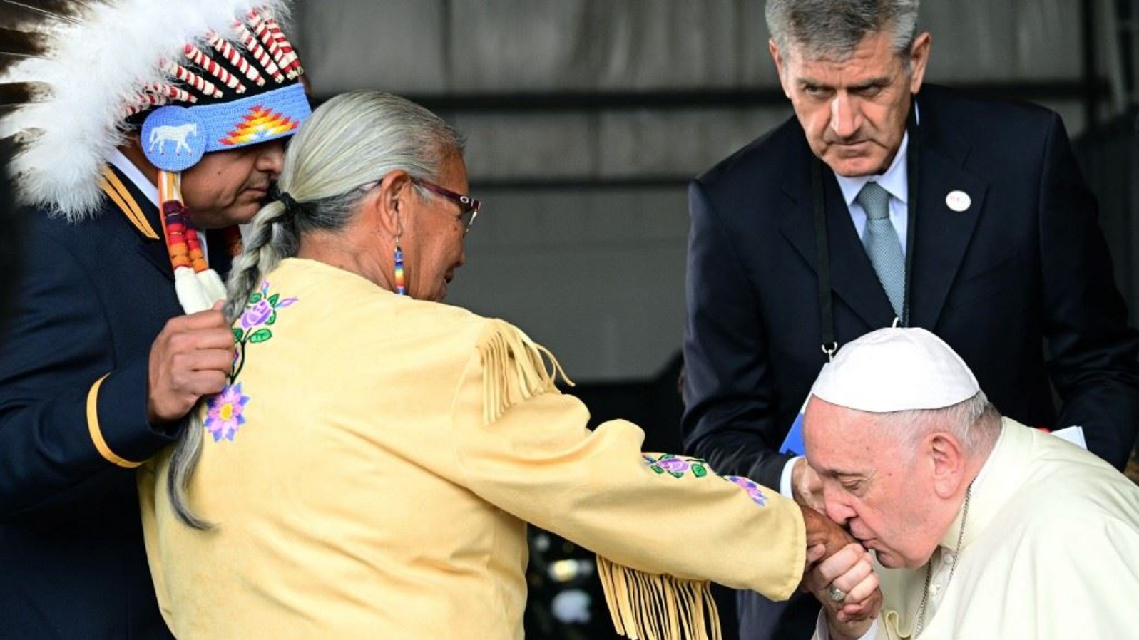 البابا فرنسيس مقبّلاً يد إحدى أفراد السكان الأصليين في كندا
