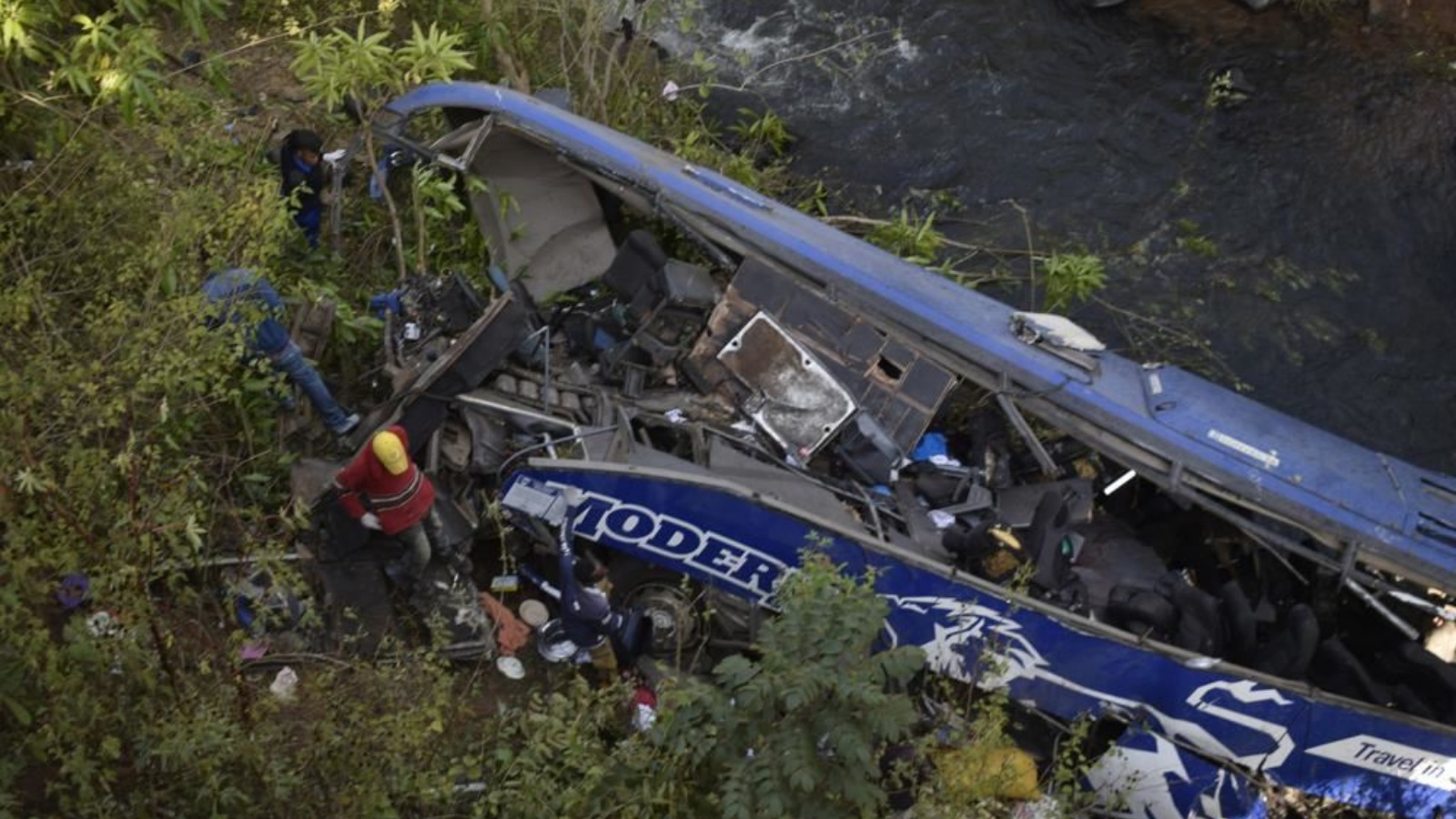 سقوط حافلة ركاب من على جسر في كينيا