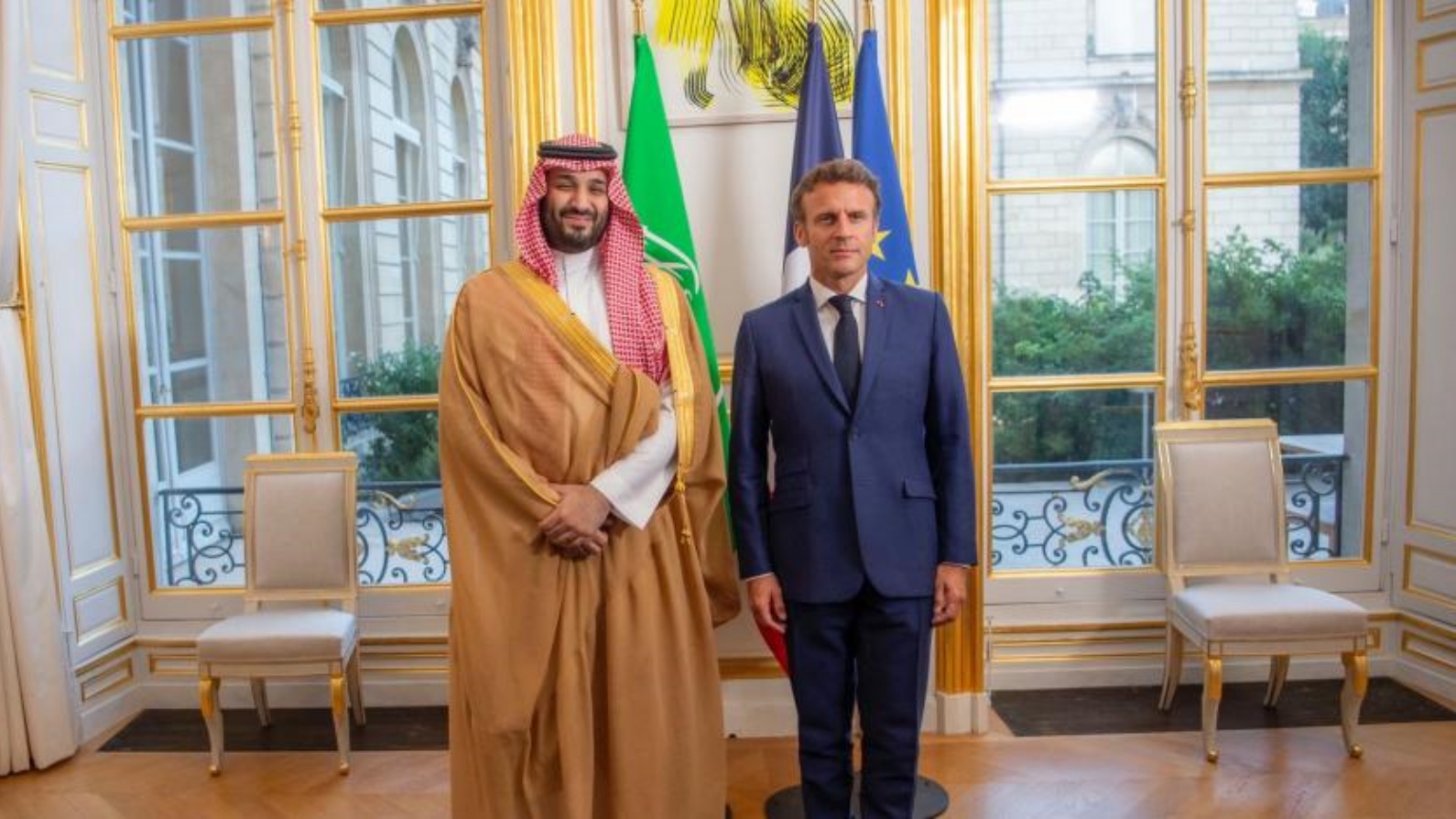 الرئيس الفرنسي إيمانويل ماكرون لدى استقباله ولي العهد السعودي الأمير محمد بن سلمان في قصر الإليزيه (واس)
