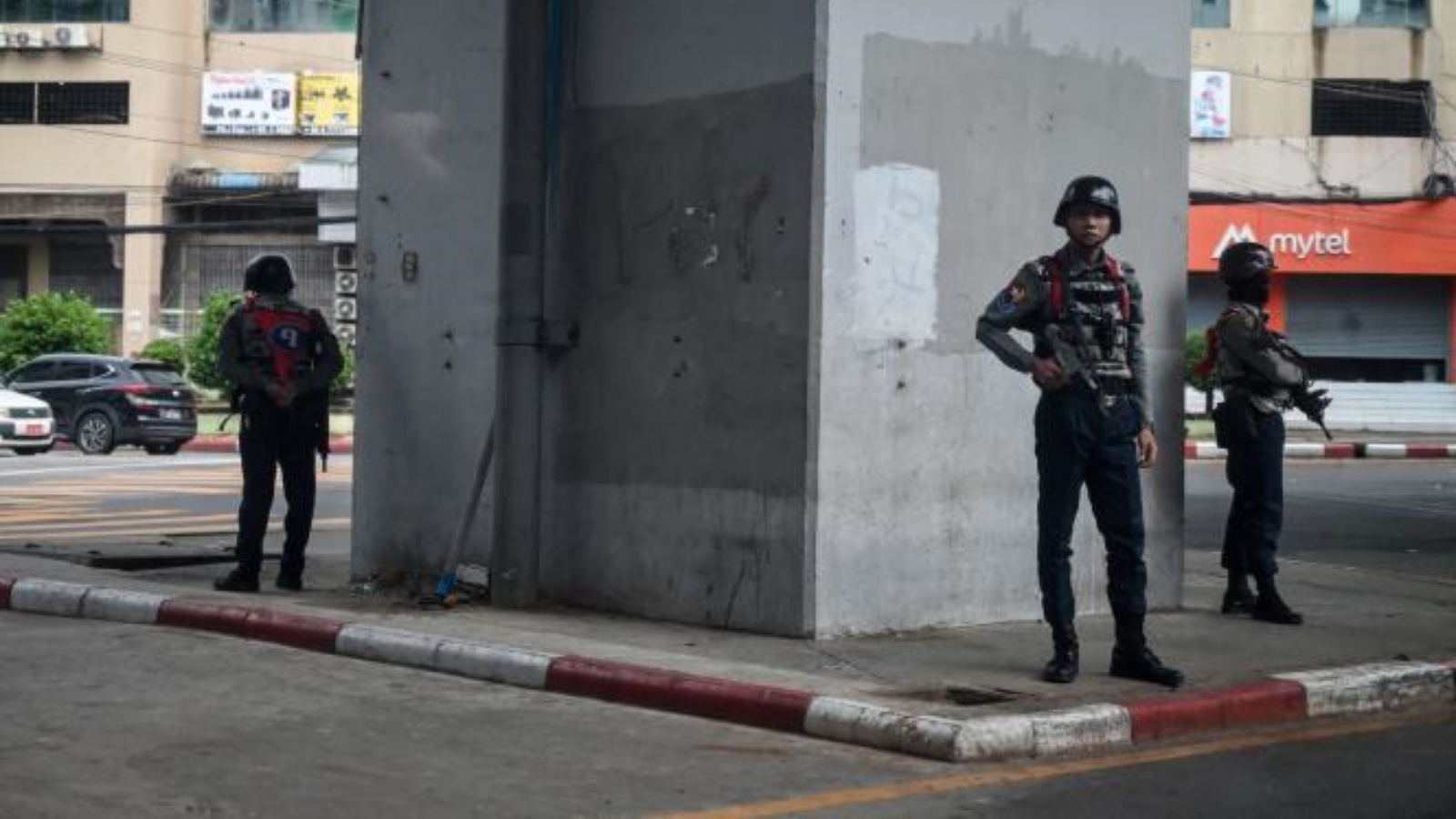 أفراد من قوات الأمن الميانمارية يقفون حراسة في أحد شوارع يانغون في 19 يوليو 2022