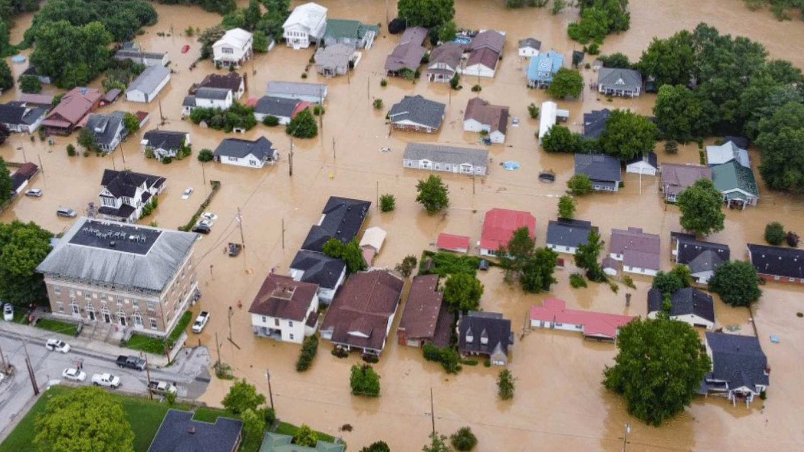 بيوتٌ غارقة في الفيضانات بولاية كنتاكي الأميركية(تويتر)