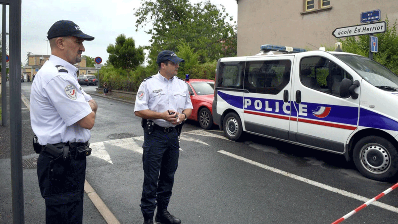 صورة أرشيفية للشرطة الفرنسية تقف أمام مدرسة وقعت فيها جريمة طعن