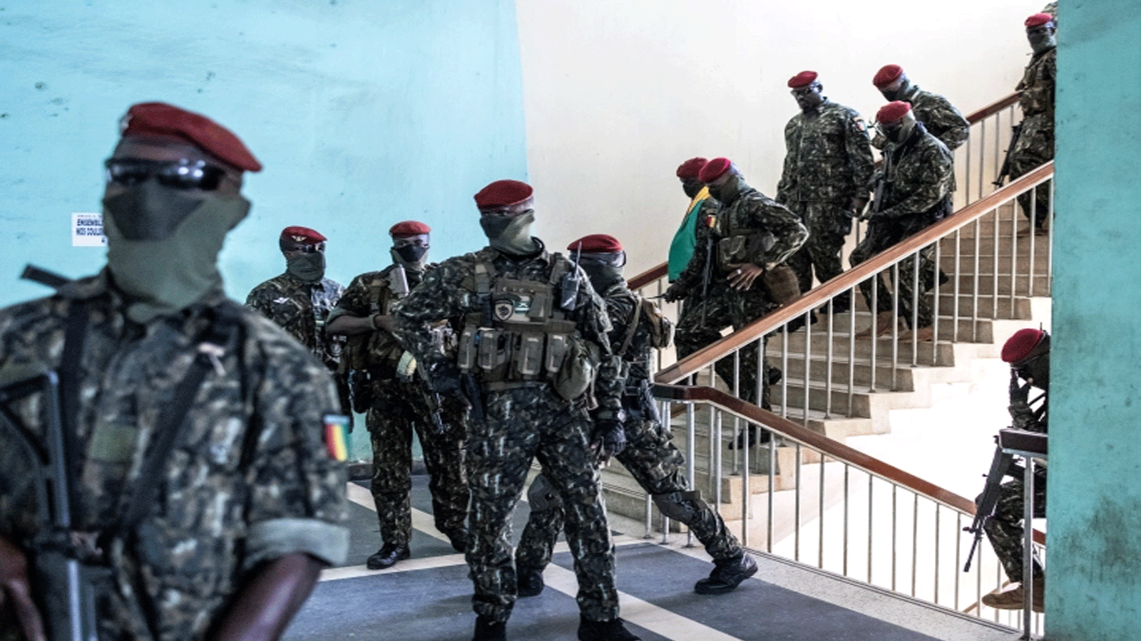 العقيد مامادي دومبويا (الرابع من اليمين) وأفراد من القوات الخاصة يغادرون قصر الشعب بعد الجلسة الأولى من المحادثات مع القادة السياسيين في كوناكري