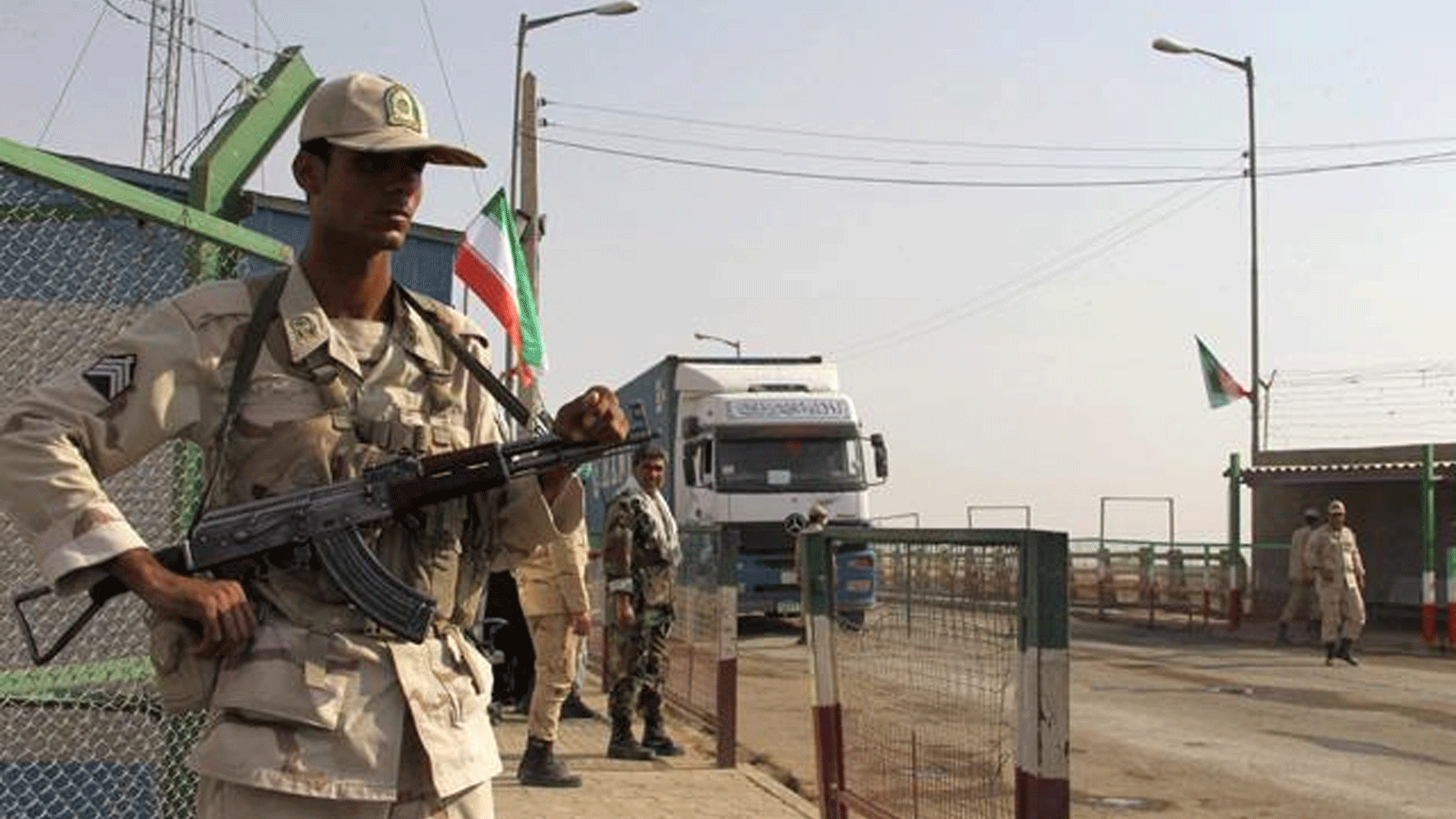 صورة التُقِطت في 10 أكتوبر / تشرين الأول 2012 لجنود إيرانيين يراقبون مركز دورية لتهريب المخدرات في ميلاك، جنوب شرق إيران، بالقرب من الحدود الأفغانية.