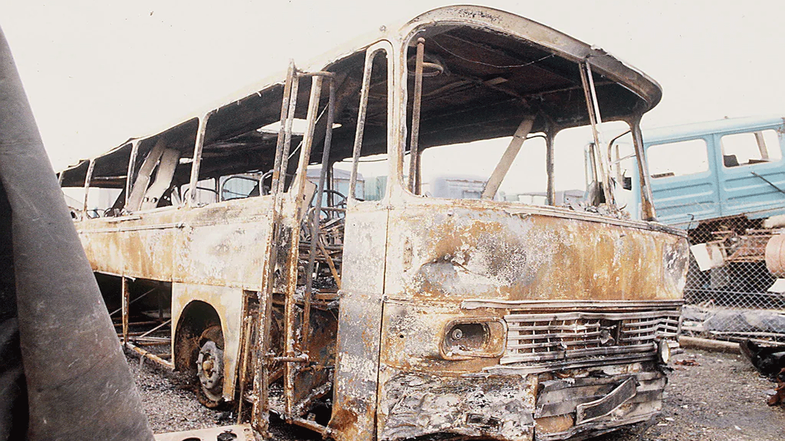صورة التُقِطَت عام 1982 لحطام حافلة من أكثر حوادث الطرق دموية في فرنسا، قُتل فيها 53 شخصًا، من بينهم 44 طفلاً في حادث تحطم بون.