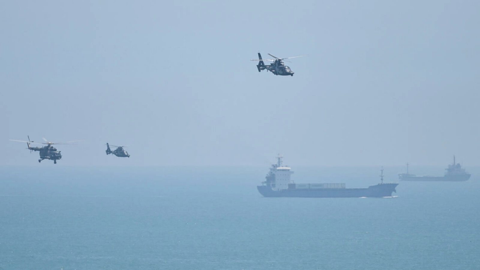 مروحيات عسكرية صينية لدى تحليقها فوق جزيرة بيتغان الصينية التي تعد أقرب نقطة في البر الرئيسي إلى تايوان بتاريخ 4 أغسطس 2022