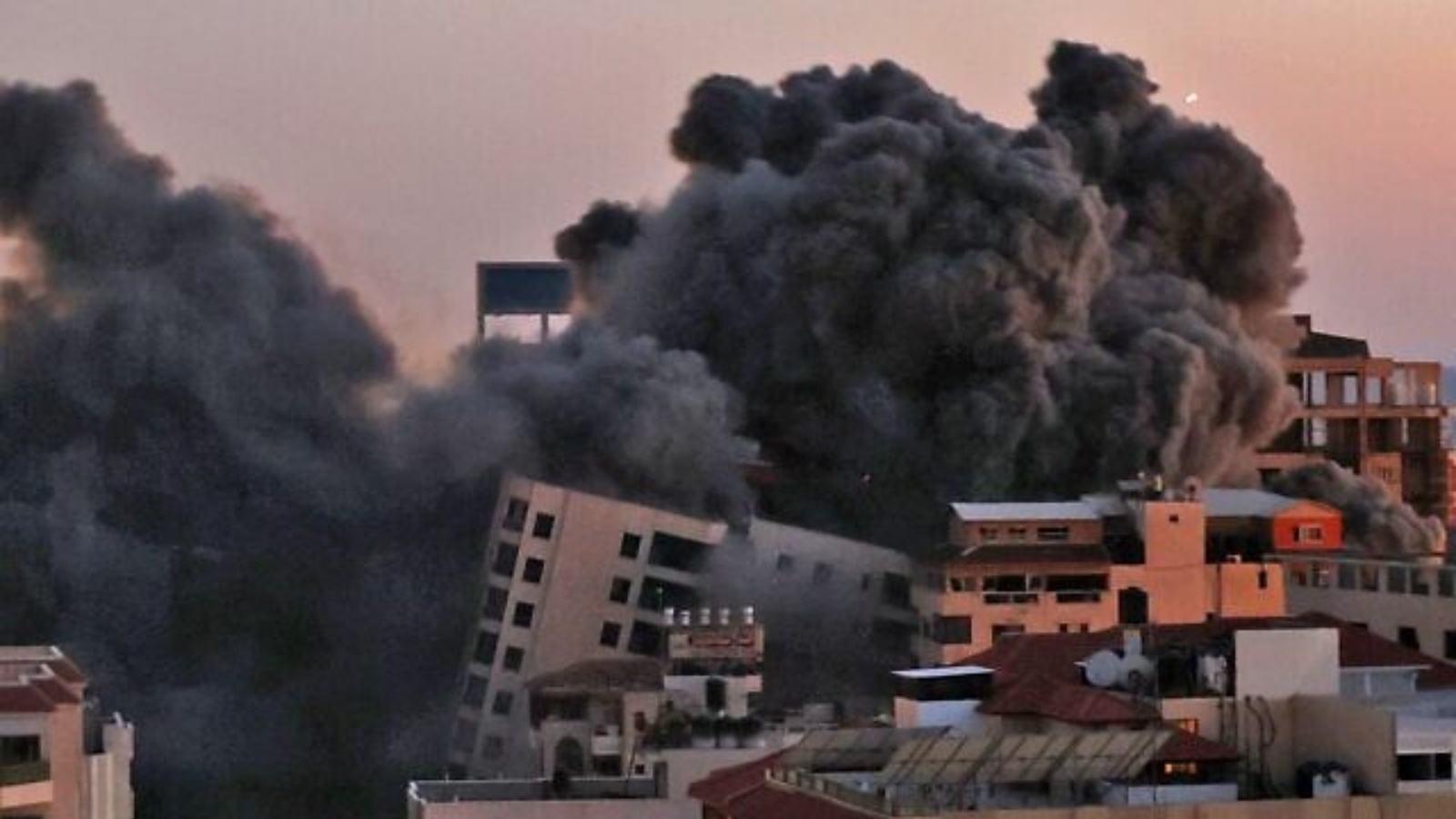 الدخان يتصاعد بعد غارة جوية إسرائيلية على مجمع هنادي في مدينة غزة، الذي تسيطر عليه حركة حماس الفلسطينية