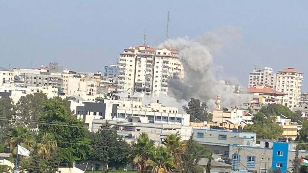 صورة تناقلها ناشطون على وسائل التواصل الاجتماعي لدخان متصاعد من مكان القصف الي أودى بحياة تيسير الجعبري في غزة في 5 أغسطس 2022