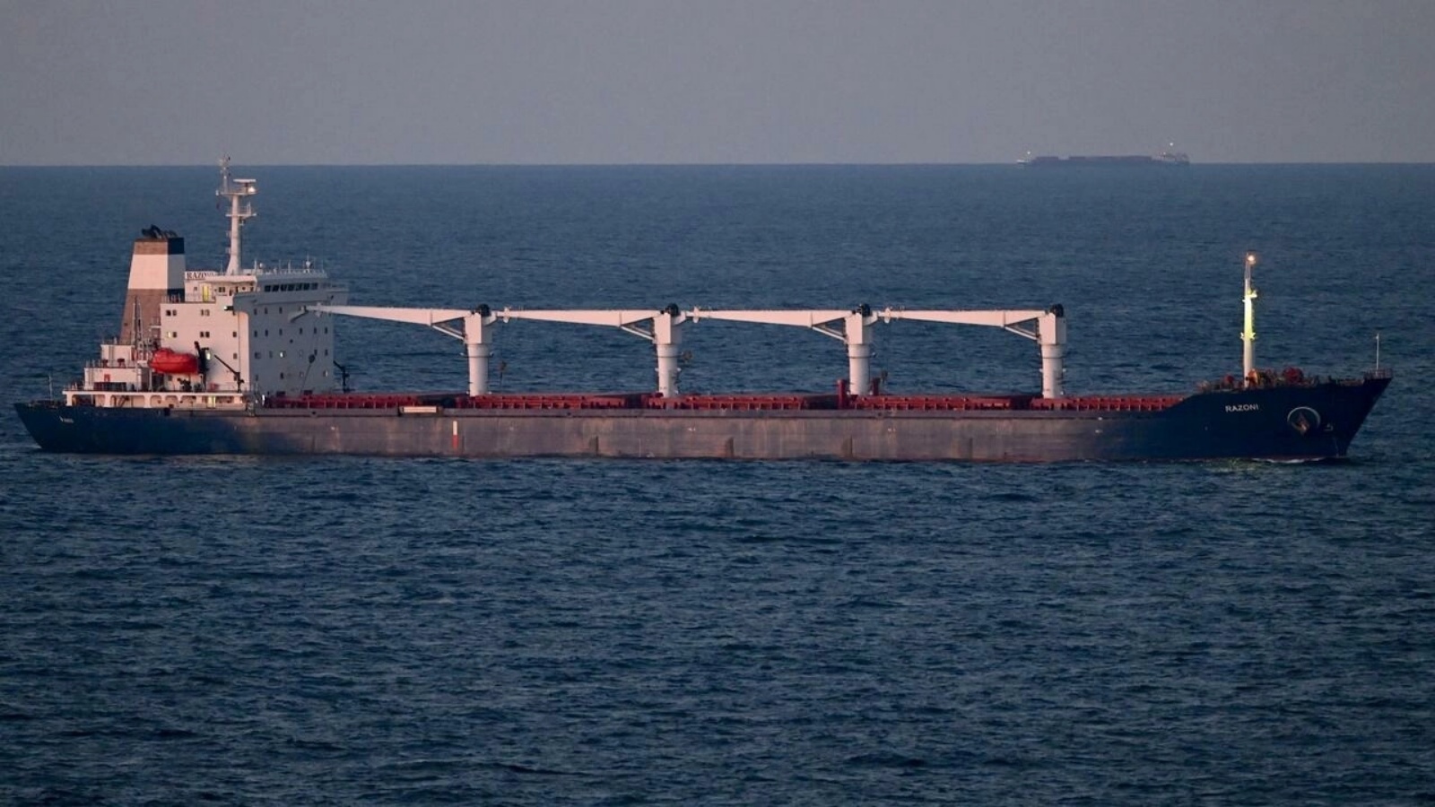سفينة الشحن رازوني التي تحمل شحنات حبوب أوكرانية قبالة سواحل اسطنبول في 02 أغسطس 2022 