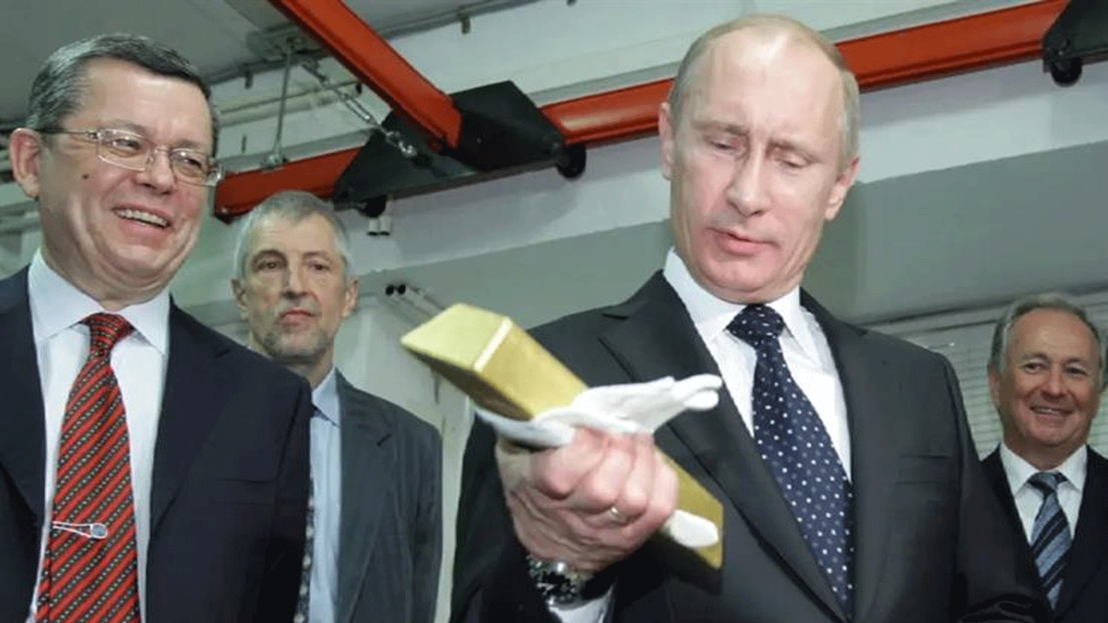 فلاديمير بوتين يحمل سبيكة ذهبية أثناء زيارته للبنك المركزي لروسيا في 24 كانون الثاني\ يناير 2011.