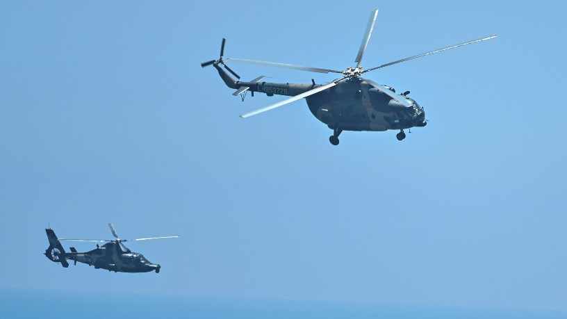 طائرات هليكوبتر عسكرية صينية تحلق فوق جزيرة بينغتان، وهي واحدة من أقرب نقاط البر الرئيسي للصين إلى تايوان، في أثناء المناورات الصينية الخميس 4 أغسطس 2022