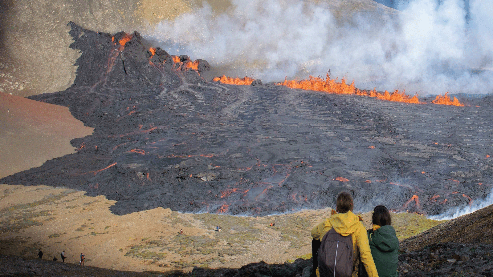 الناس يراقبون الحمم المتدفقة في مشهد البركان الذي اندلع حديثًا في غريندافيك، أيسلندا. 3 آب\ أغسطس ، 2022