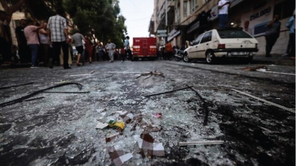تناثر الزجاج المحطم على طول الشارع في أعقاب غارة جوية إسرائيلية على مدينة غزة، في 5 أغسطس 2022