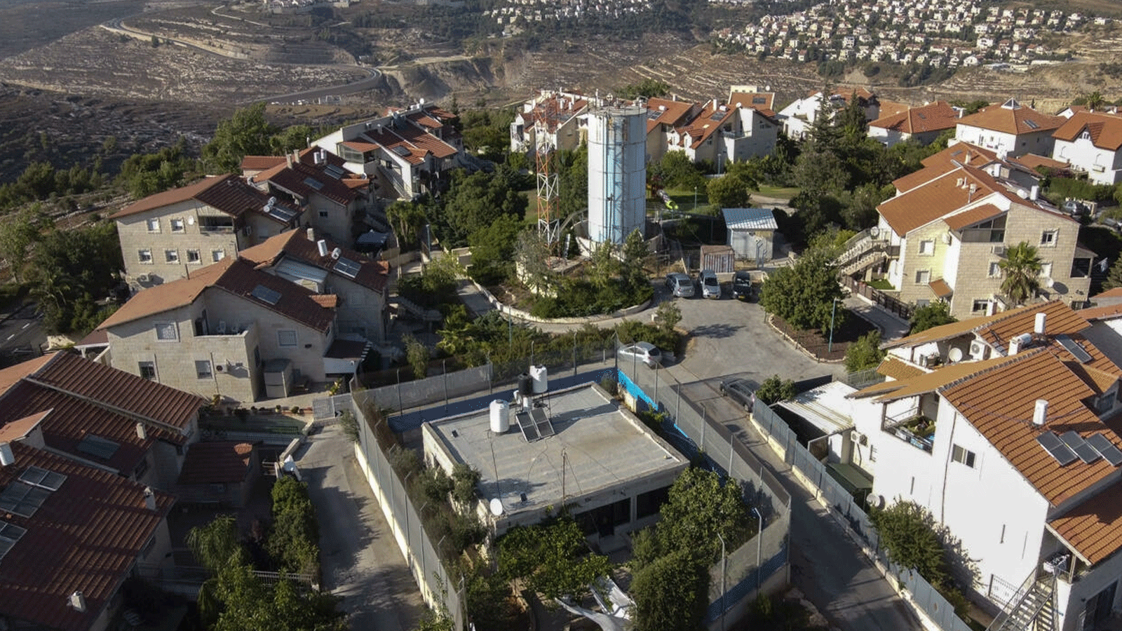  منزل العائلة الفلسطينية كان قائما وسط مساحات من الأراضي الزراعية، لكنه الآن يقع خلف بوابة صفراء يسيطر عليها الجنود الإسرائيليون