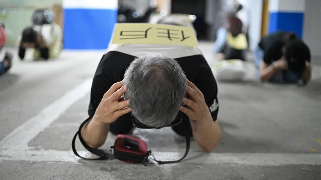 تايوانيون يحتمون خلال تدريبات وانان للغارات الجوية، وهي تدريبات جوية مدنية أجريت في نفس اليوم من التدريبات العسكرية السنوية لهان كوانغ، في تايبيه في 25 يوليو 2022