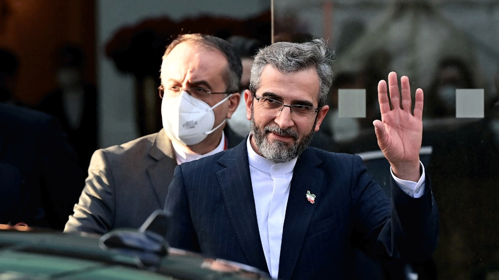 كبير المفاوضين النوويين في إيران علي باقري كاني خلال مغادرته قصر كوبورغ، مكان اجتماع خطة العمل الشاملة المشتركة (JCPOA) بهدف إحياء الاتفاق النووي الإيراني، في فيينا. 3 كانون الأول\ديسمبر 2021