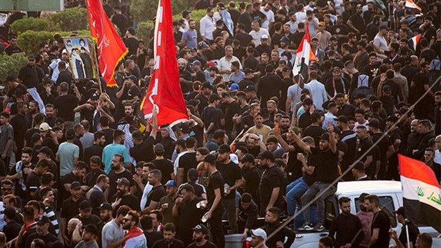 أنصار مقتدى الصدر خلال مسيرة احتجاجية في مدينة البصرة جنوب العراق، في 1 أغسطس 2022