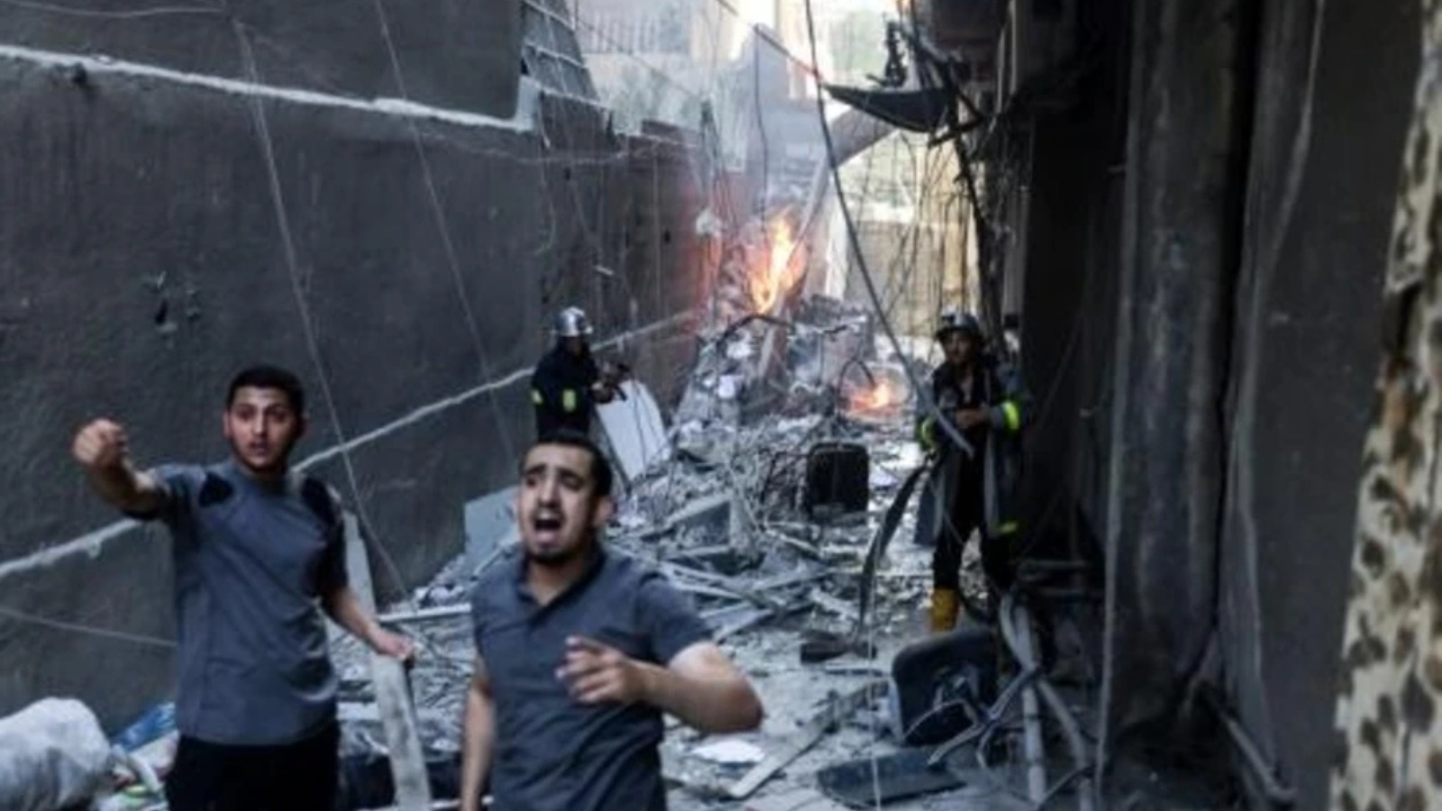 عمال إغاثة وسط الدمار الناجم عن ضربة جوية إسرائيلية على مدينة غزة في 5 أغسطس 2022
